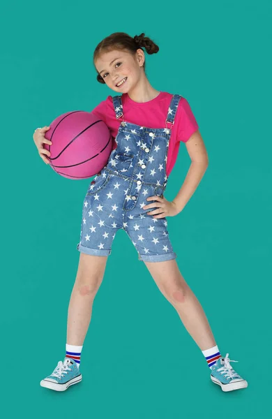 Menina segurando bola de basquete — Fotografia de Stock