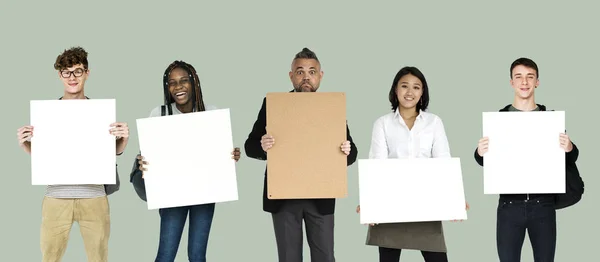 Pessoas segurando placas de papel — Fotografia de Stock