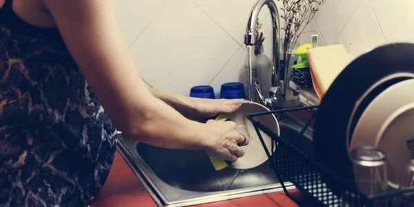 Kobieta jest sprzątanie kuchni w domu — Zdjęcie stockowe