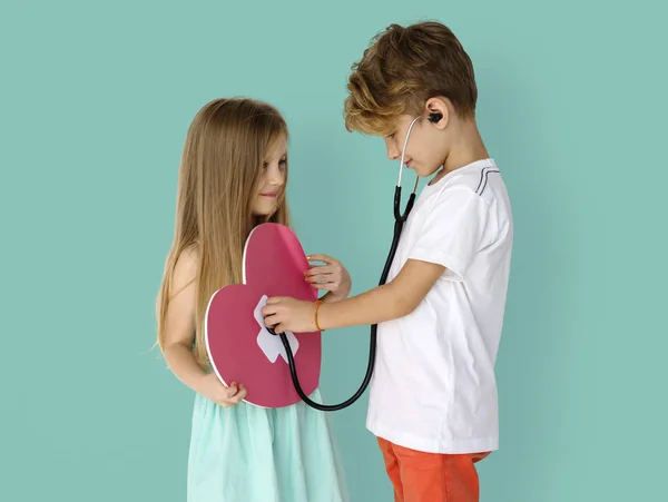 Kinderen luisteren hart met de stethoscoop — Stockfoto