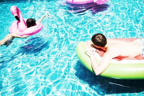 Diversidade amigos desfrutando por piscina — Fotografia de Stock
