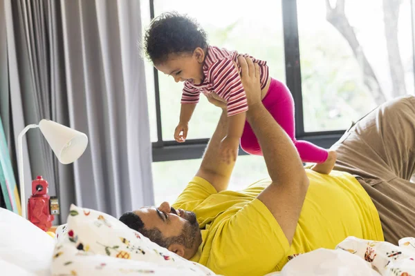 Padre jugando con la niña —  Fotos de Stock