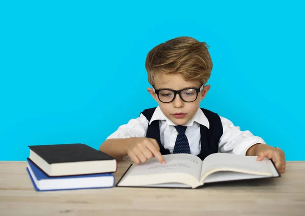 Kleinunternehmer arbeitet am Schreibtisch — Stockfoto