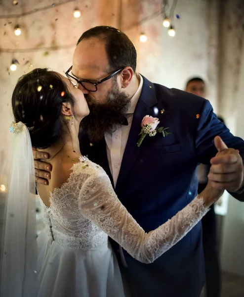 Coppia di sposi che balla sul matrimonio — Foto Stock