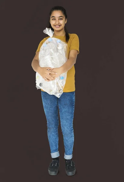 Femme Bouteilles en plastique dans le sac — Photo