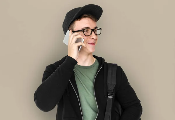 Tiener jongen is op een telefoon — Stockfoto