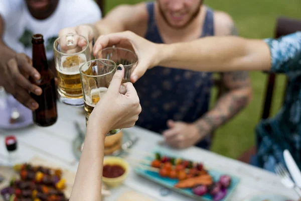 Bästa vänner dricker tillsammans — Stockfoto