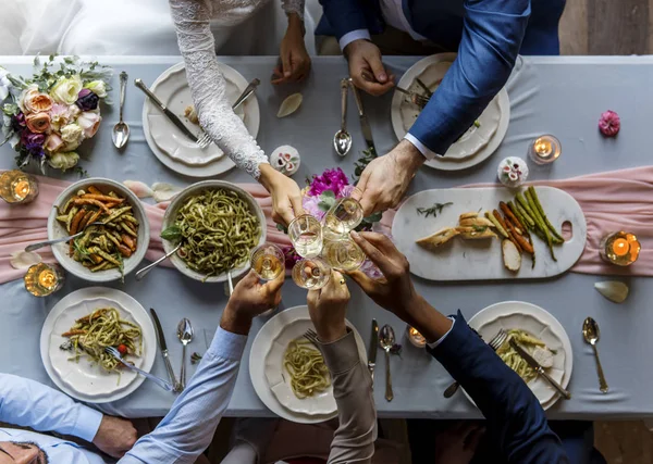 Amis clinking lunettes sur mariage — Photo