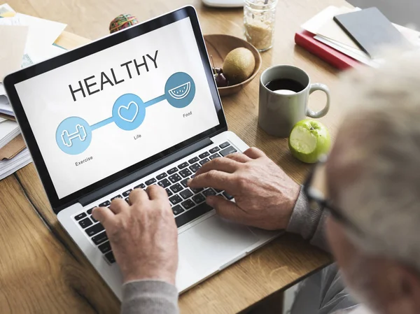 Senior man werkt aan laptop — Stockfoto