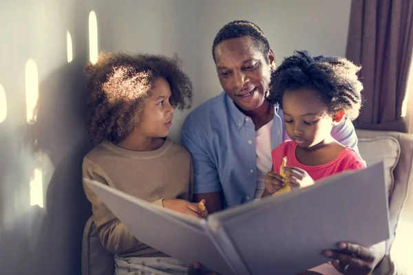 Père passe du temps avec ses filles — Photo