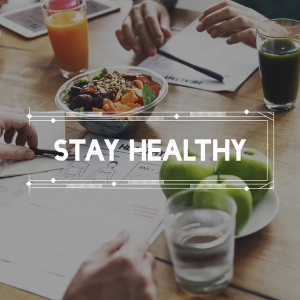 Menschen lesen Informationen über gesunde Lebensmittel — Stockfoto