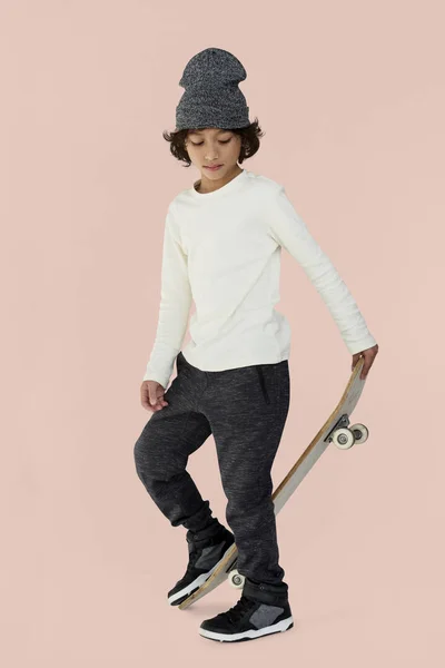 Маленька дитина зі скейтбордом — стокове фото
