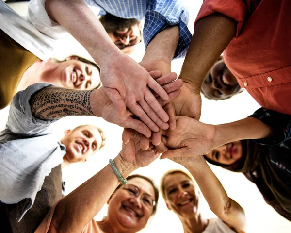 Persone che fanno pila di mani — Foto Stock