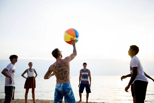 Beste Freunde spielen Beachball — Stockfoto