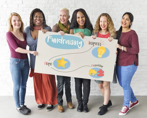 Mujeres con pancarta — Foto de Stock