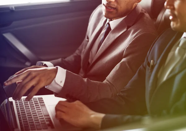 Zakenmannen met behulp van laptop — Stockfoto