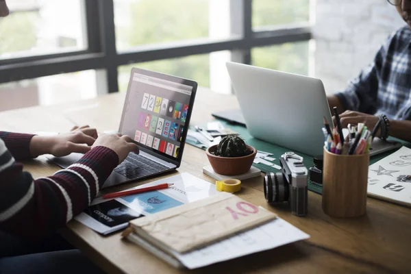 Kreativa människor brainstorming i office — Stockfoto