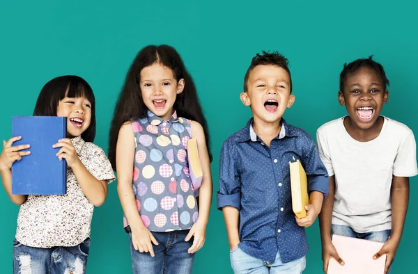 Niños multiétnicos sonriendo — Foto de Stock