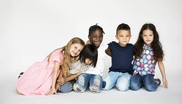 Kinderen zitten samen op vloer — Stockfoto