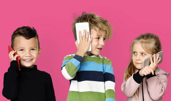 Děti mluví o telefonech — Stock fotografie