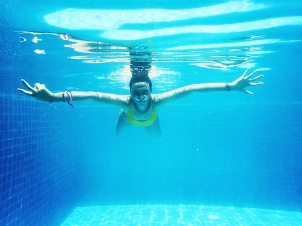 Mulher africana debaixo de água — Fotografia de Stock