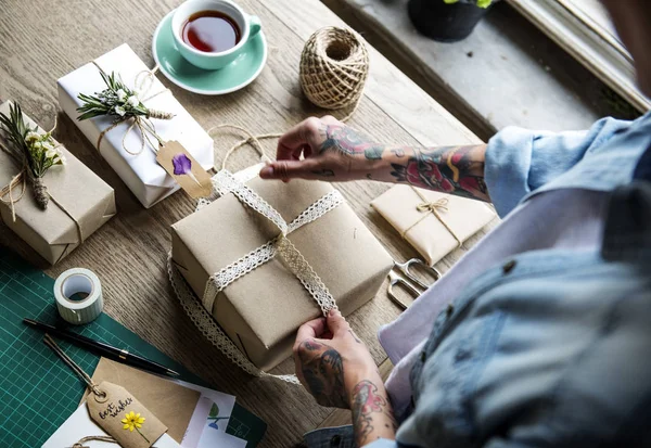 Mujer embalaje regalos — Foto de Stock