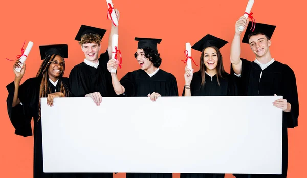 Studenten houden banner — Stockfoto