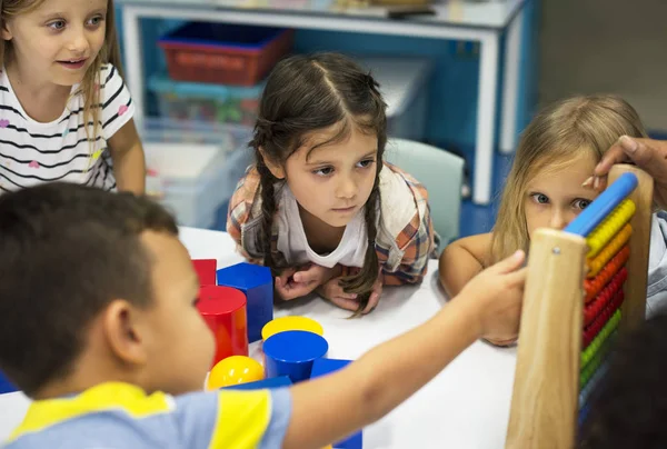 Crianças pré-escolares em sala de aula — Fotografia de Stock