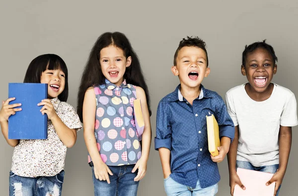 Багатоетнічне дітей посміхається — стокове фото