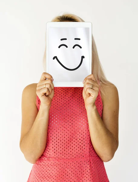 kadın kapsayan yüz tablet ile