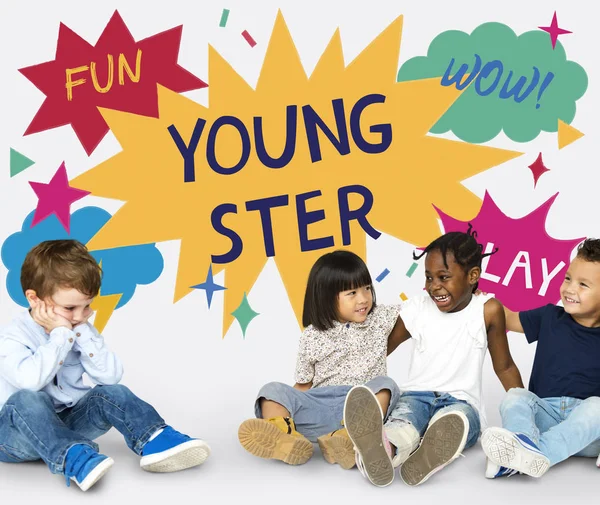 Katta oturan çocuklar