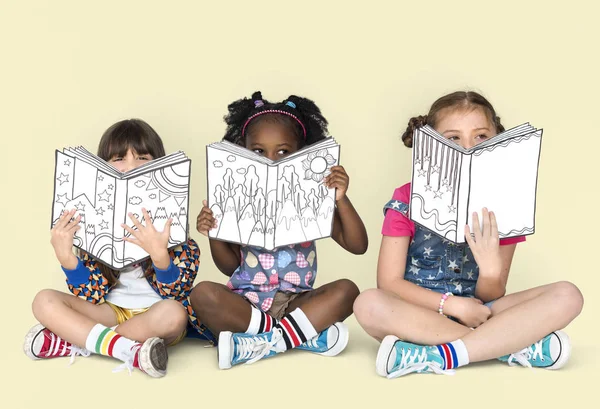 Multietniskt flickor att läsa böcker — Stockfoto