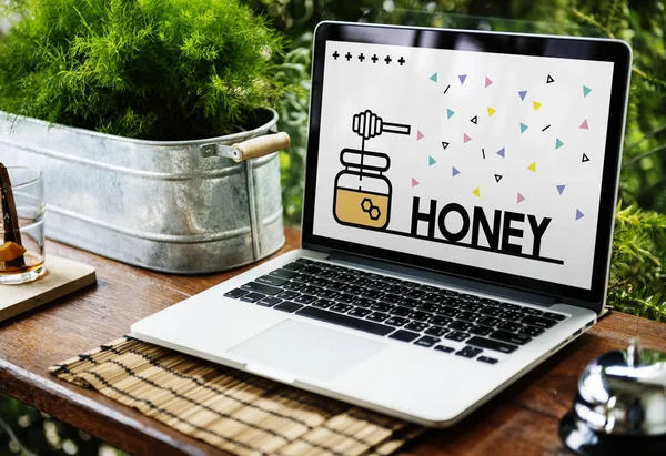 ahşap masa üstünde açılan laptop 