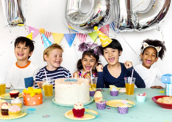 I bambini festeggiano il compleanno — Foto Stock