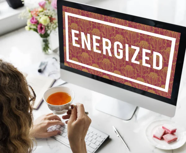 Frau arbeitet am Computer — Stockfoto