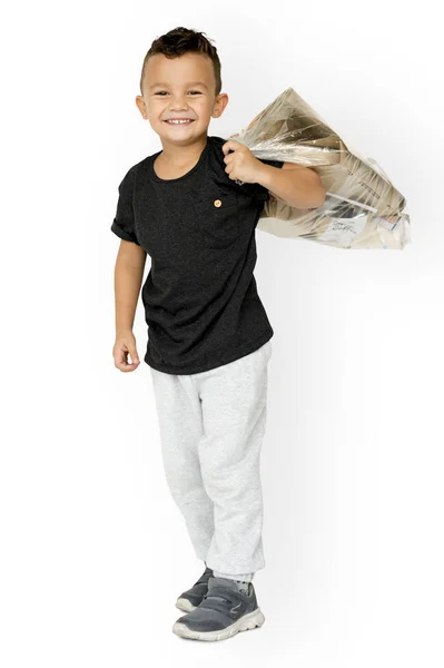 Хлопчик з паперовим сміттям — стокове фото
