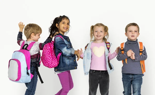 Маленькие дети с рюкзаками — стоковое фото