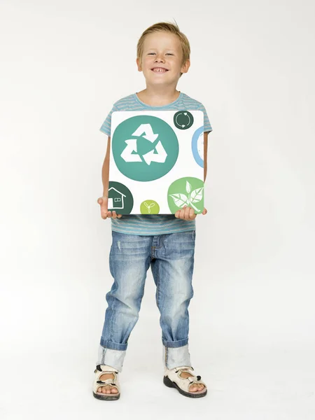 Jongen holding Recycle Sign — Stockfoto