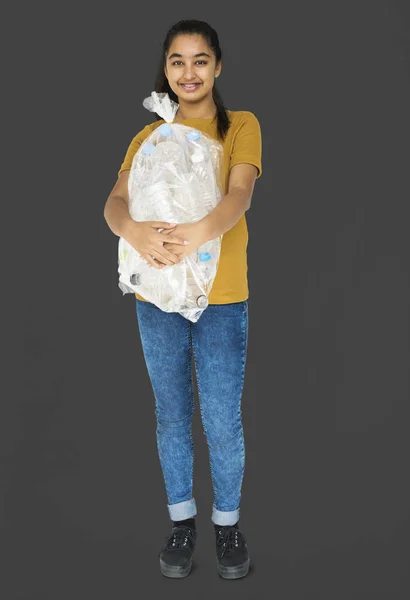 Женщина пластиковые бутылки в мешок — стоковое фото