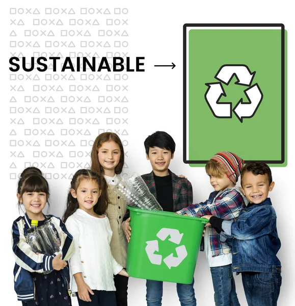 geri dönüşüm kutusu ile çocuk