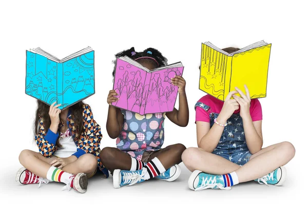 Девушки читают книги вместе — стоковое фото
