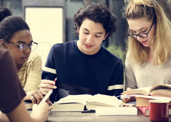 Amigos estudiando con libros — Foto de Stock