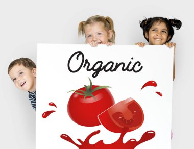 Çocuk afişini saklanıyor