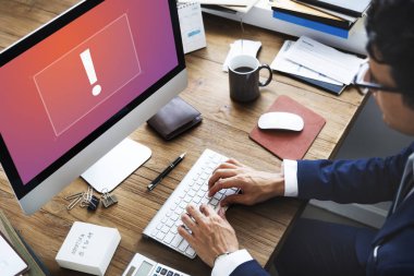 bilgisayarla çalışma iş adamı