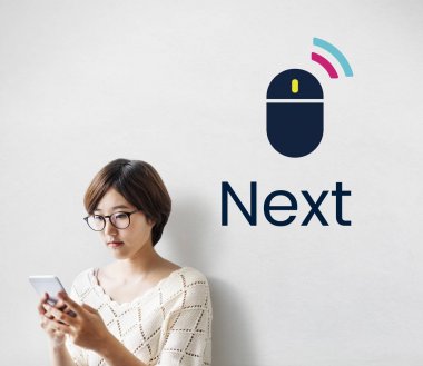 Akıllı telefon kullanan kadın