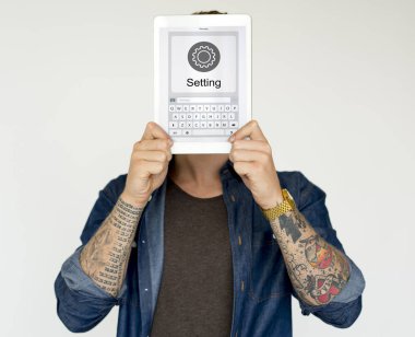 kişi holding dijital tablet 