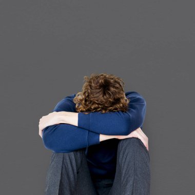 stresli öğrenci tek başına oturmak