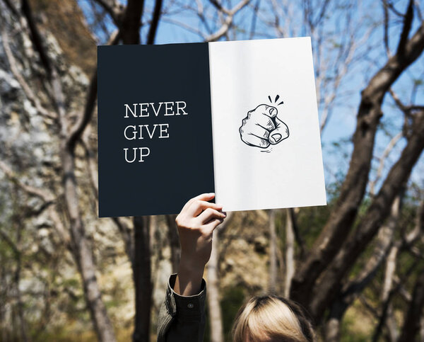 Женщина с плакатом
