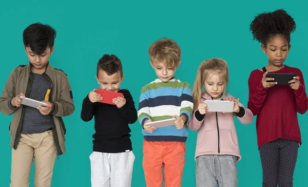 Akıllı telefonlar kullanan çocuklar — Stok fotoğraf