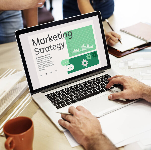 люди руки с помощью ноутбука
 